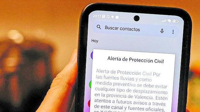 La jueza considera que el mensaje de alerta masivo a los móviles el día de la DANA era «errado en su contenido»