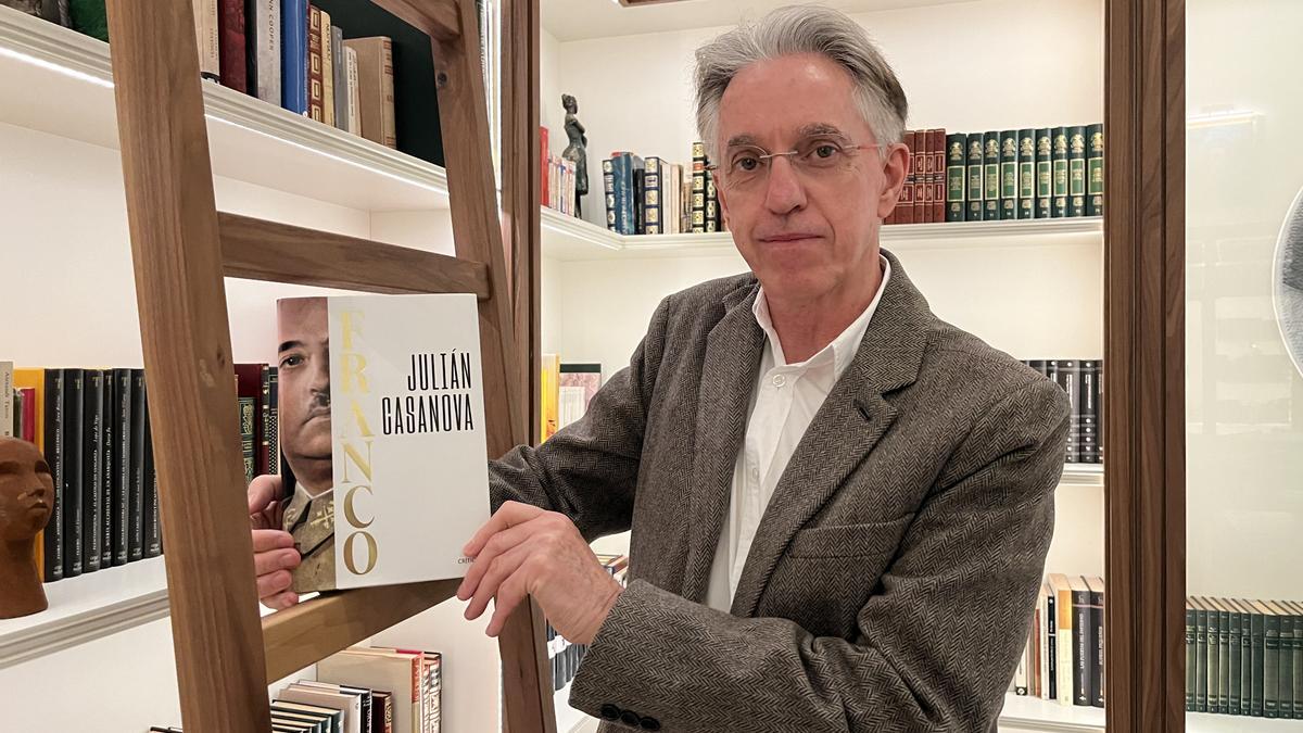 Julián Casanova: «Franco tuvo más carisma que Hitler y Mussolini»