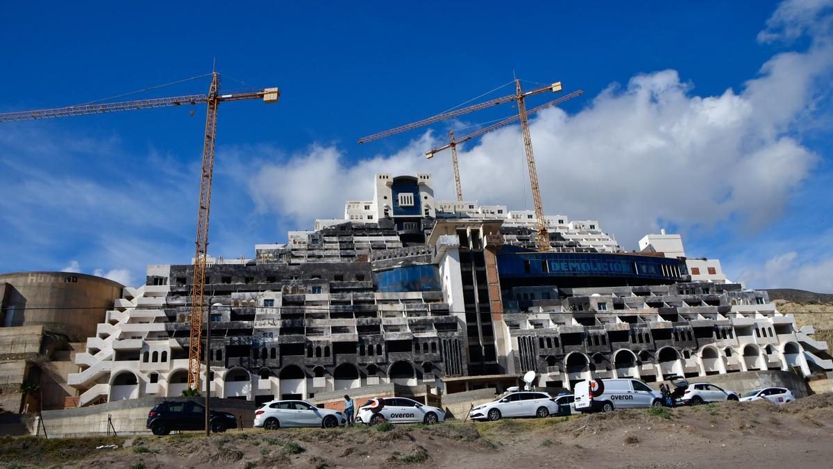 El Ayuntamiento de Carboneras dice ahora que carece de arquitecto municipal para declarar no urbanizable El Algarrobico