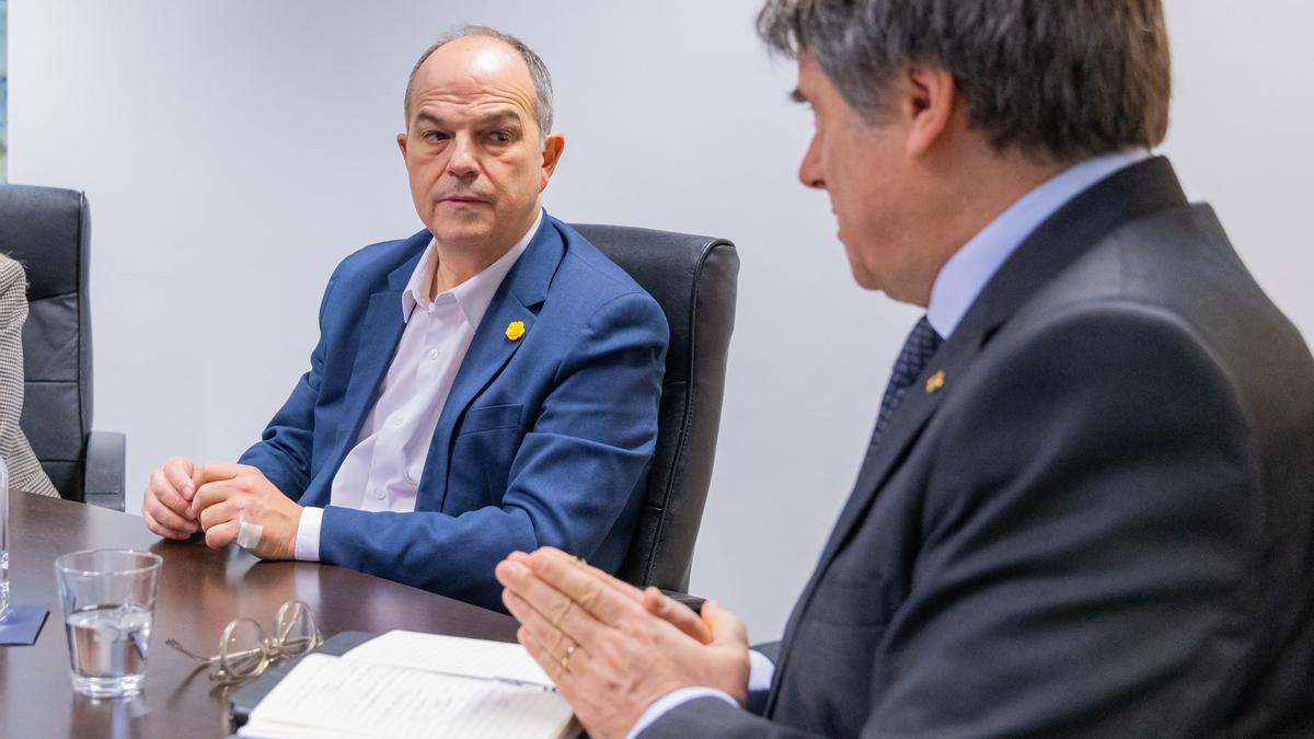 Junts emula a Feijóo y se enreda en su relación con la extrema derecha independentista