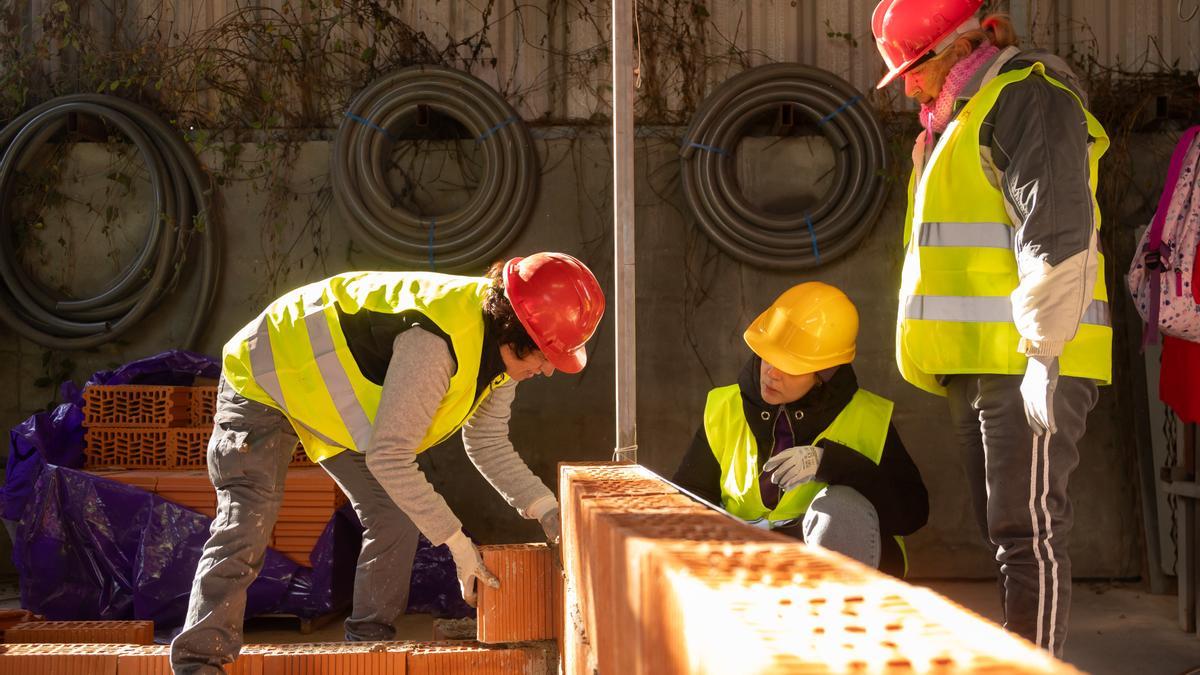 «¿Tú a qué vienes, a limpiar?» o «Bastante cobras para ser tía»: cómo es ser mujer en el sector de la construcción