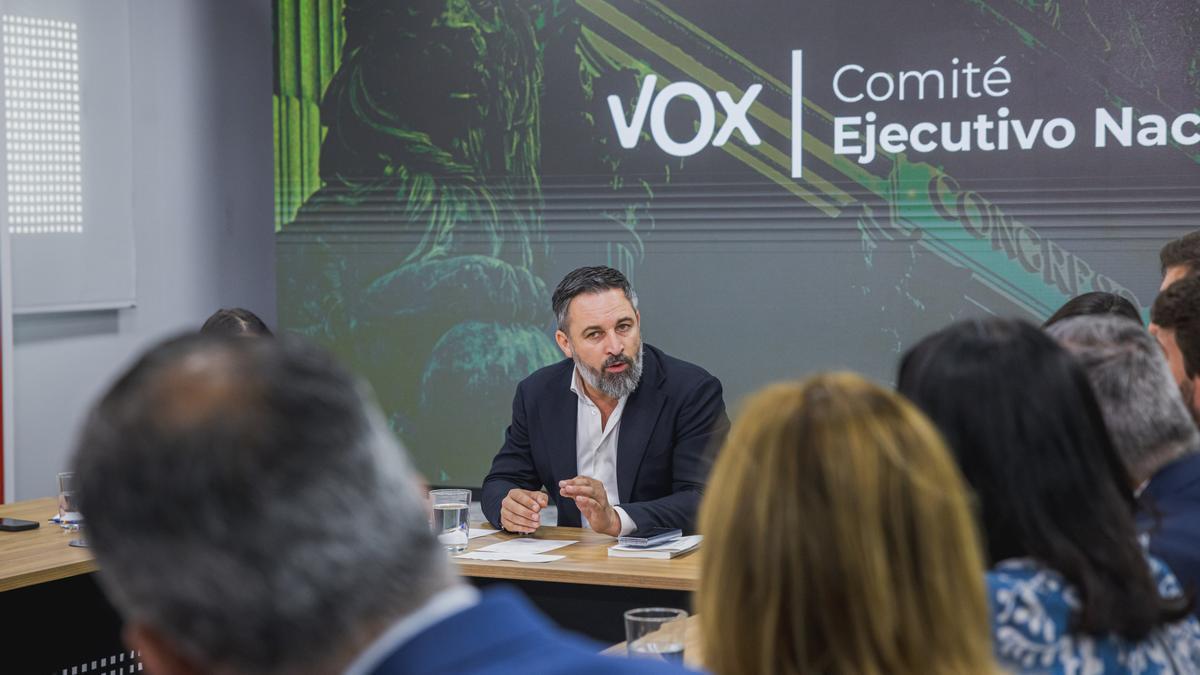 Críticos de Vox claman por un congreso de “refundación” y acusan a la cúpula que preside Abascal de “secuestrar” al partido