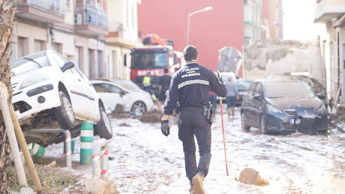 Descoordinación policial en València durante la DANA: «Fuimos a sacar a gente de los bajos cuando teníamos el agua a la cintura»