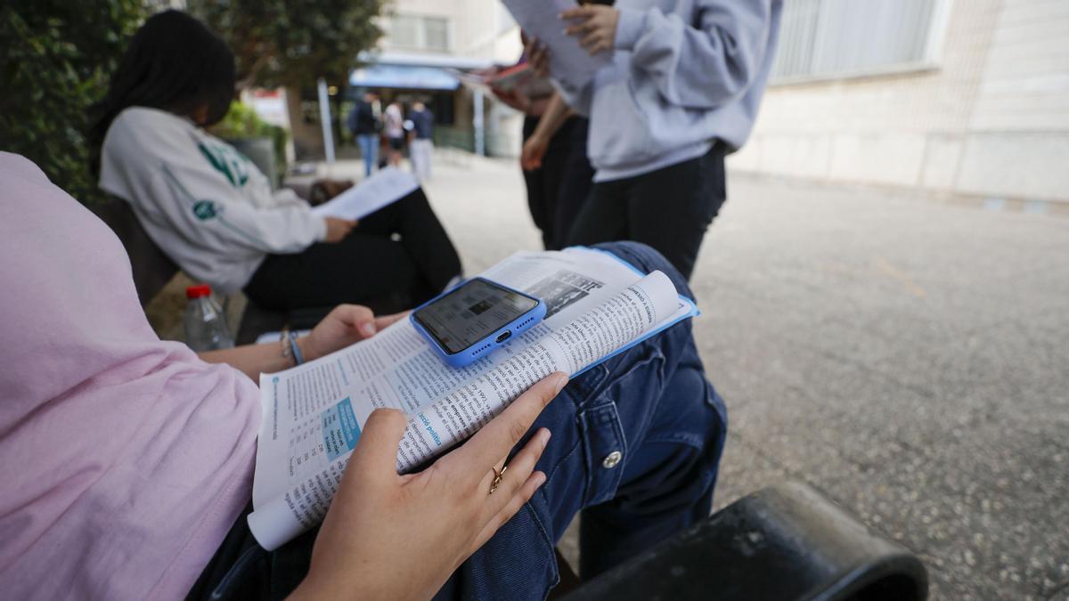 Los jóvenes españoles se informan más en Instagram que en la televisión o en los periódicos