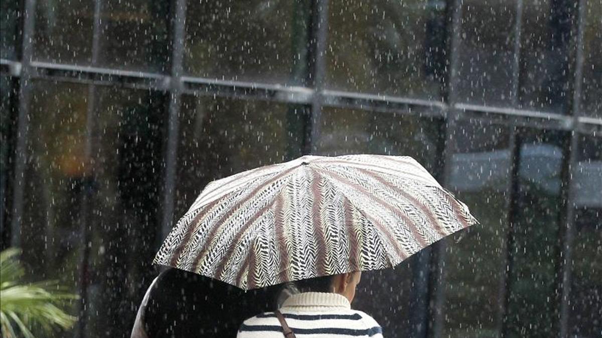 La Aemet advierte de lluvias «localmente fuertes» y mantiene avisos por viento en estas comunidades