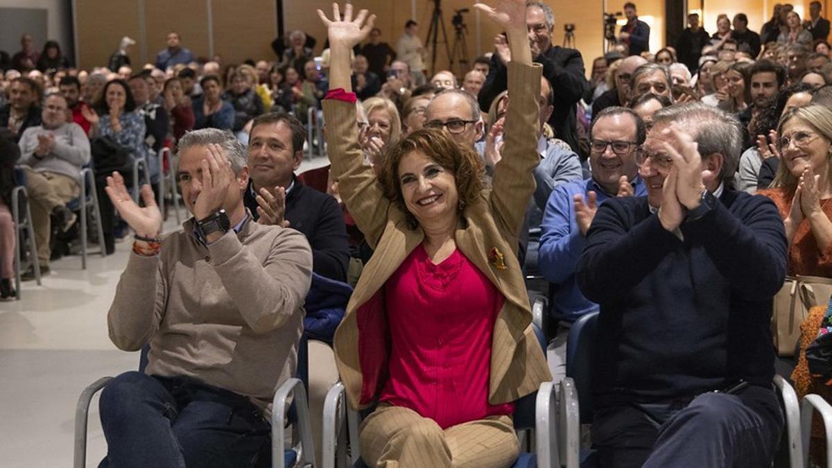 El PSOE de Andalucía se encomienda a ciegas a Montero para salir de las sombras