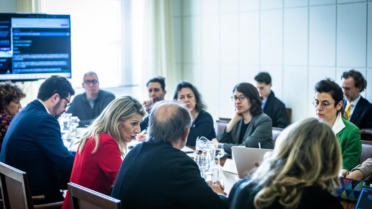 Yolanda Díaz arranca el estudio para que los trabajadores ganen poder en las empresas: “Es una revolución democrática”