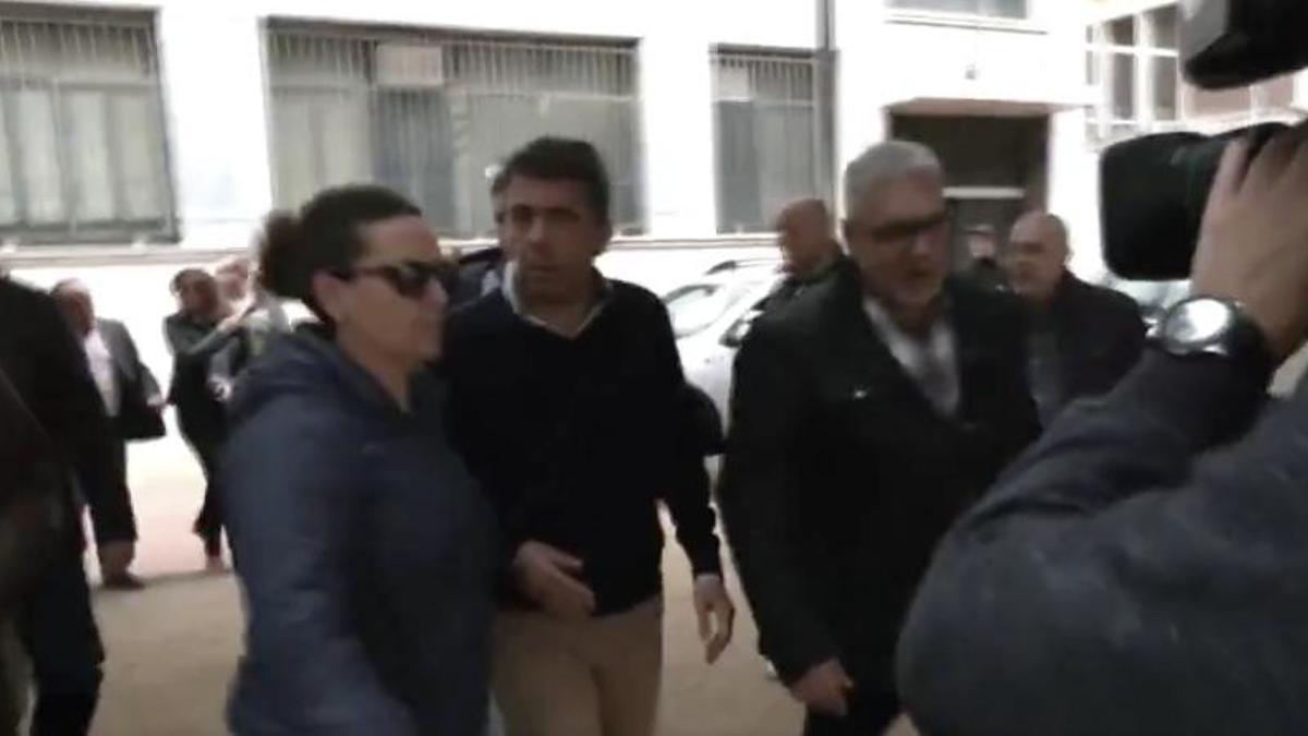 Gritos de «asesino» y «dimisión» en una visita de Carlos Mazón a Orihuela