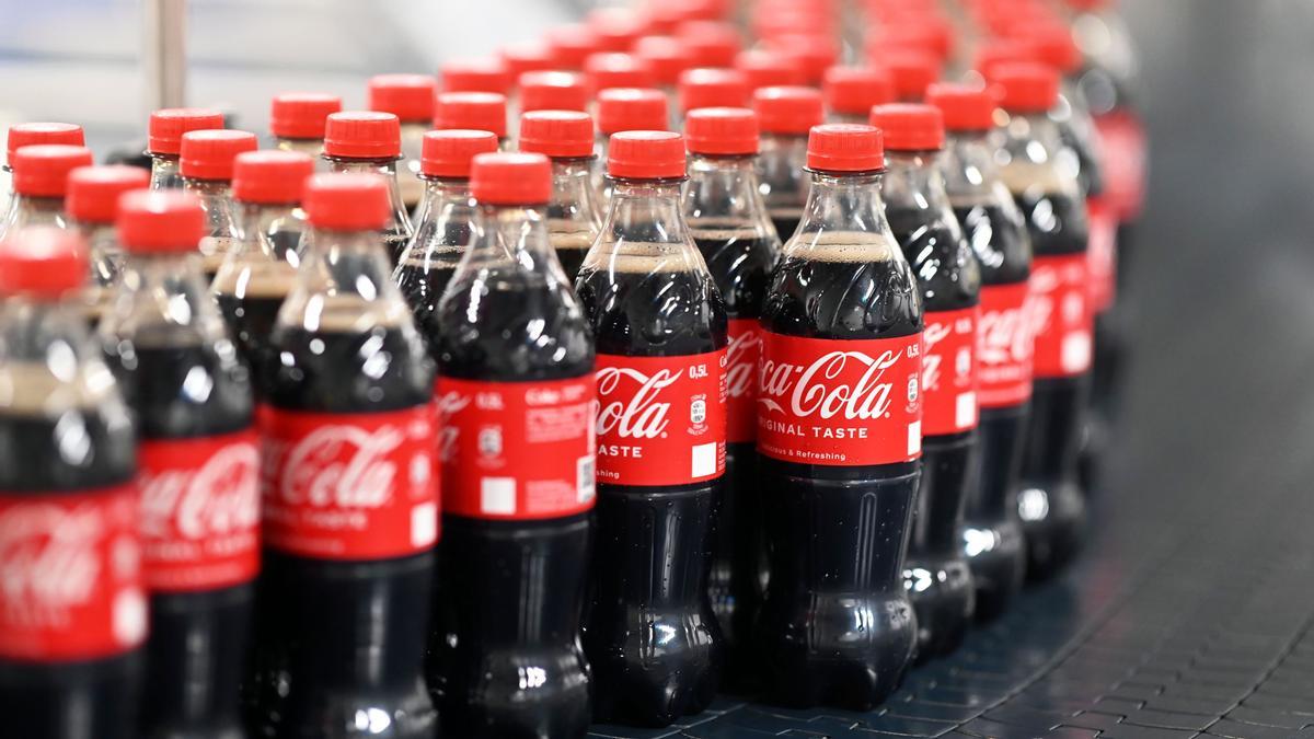 Coca-Cola, tras los aranceles de Trump: «Si el aluminio es más caro, pondremos énfasis en las botellas de plástico»