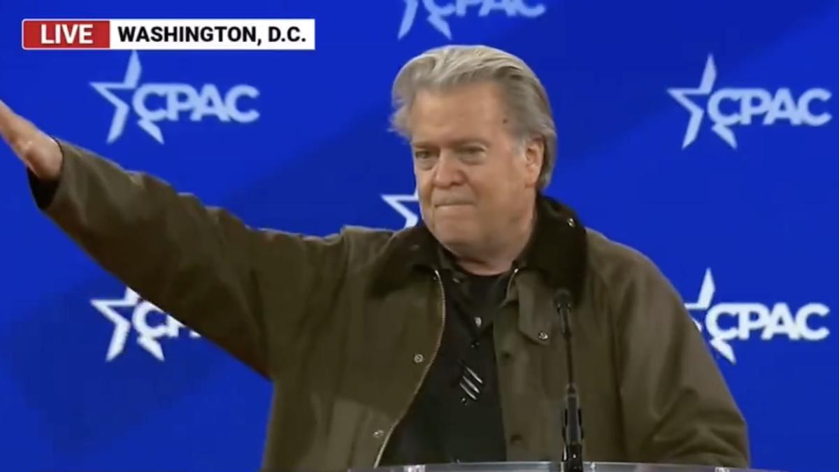 Steve Bannon hace un saludo nazi durante una cumbre ultra del trumpismo