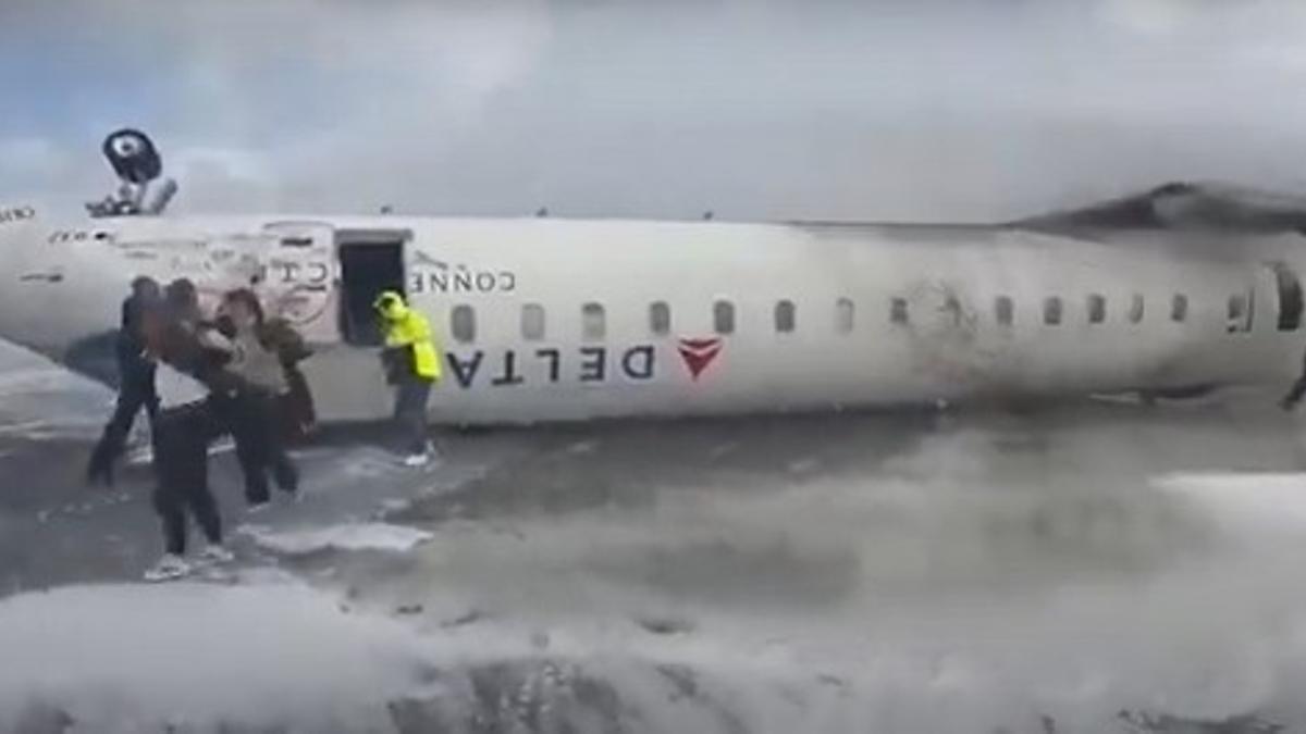 Un avión de pasajeros de Delta sufre un accidente al aterrizar en Toronto