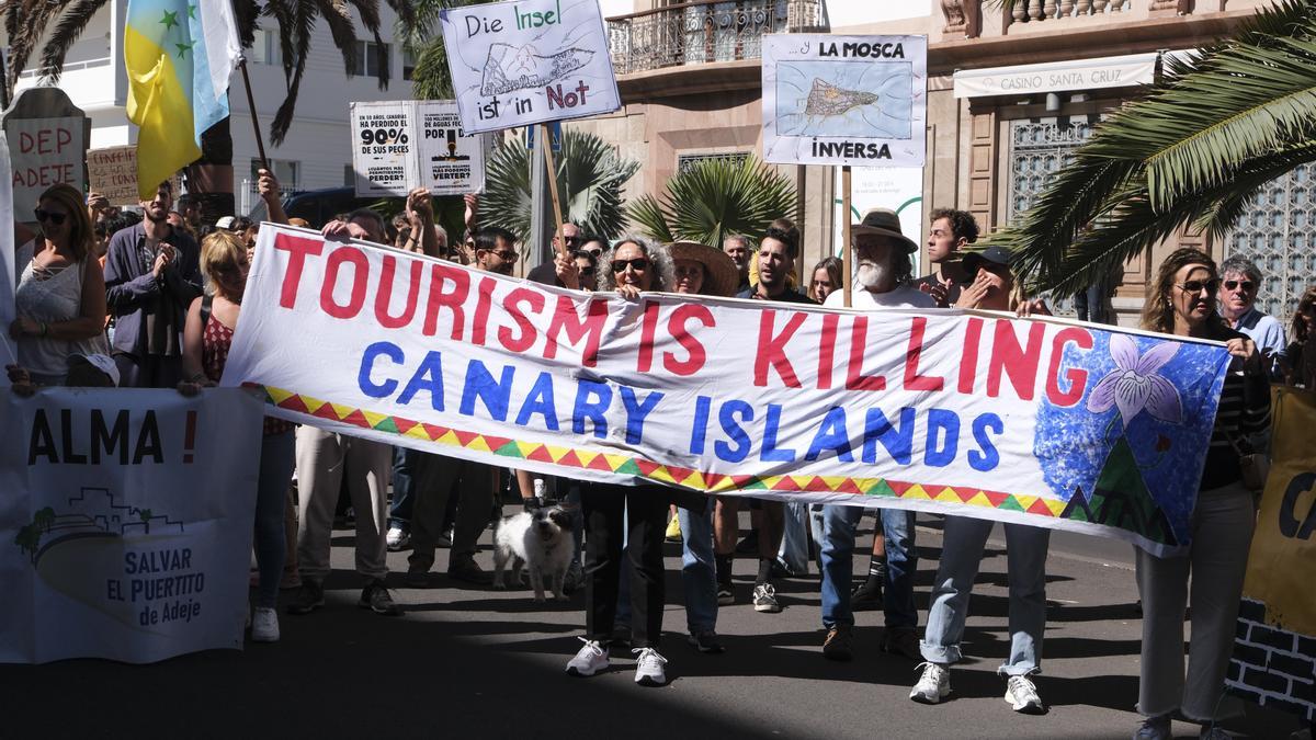 Cientos de personas piden límites al turismo de masas porque Canarias «ya no es un paraíso»