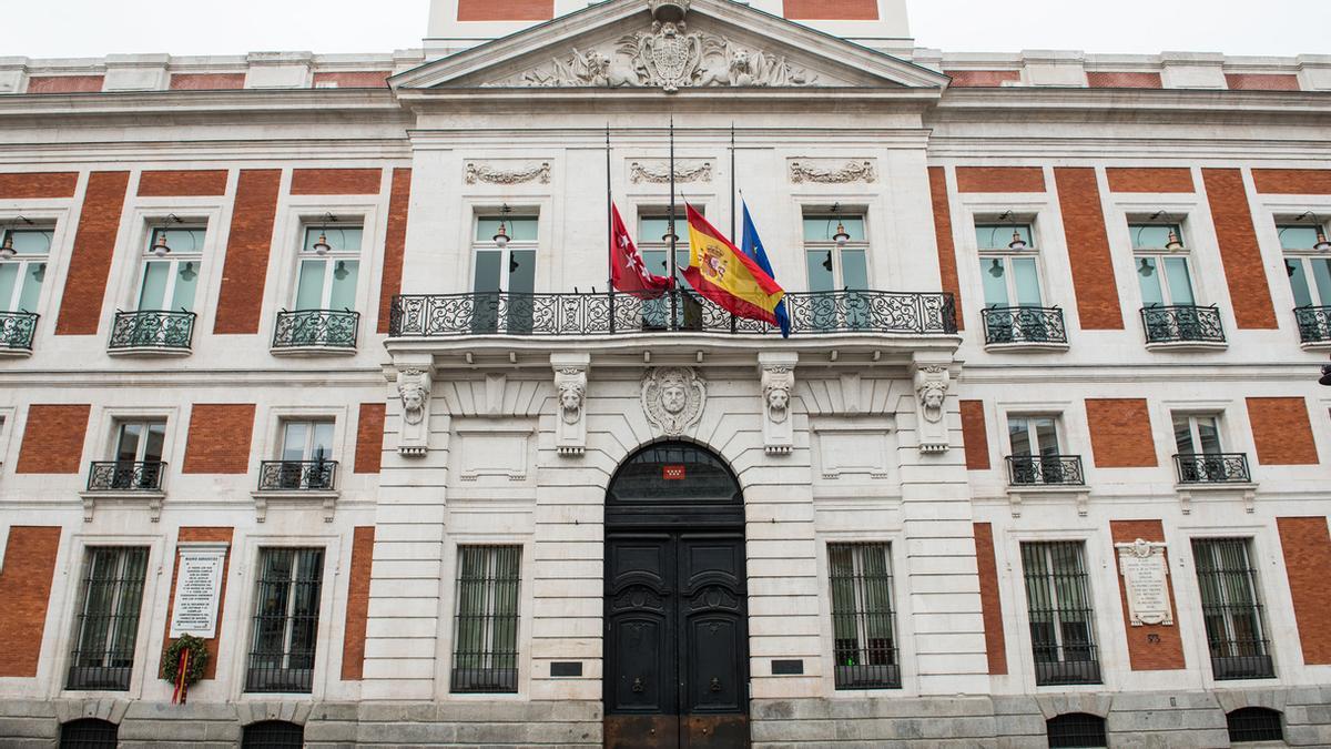 El Gobierno llevará a Ayuso al Constitucional por negarse a poner una placa de memoria en la Puerta del Sol