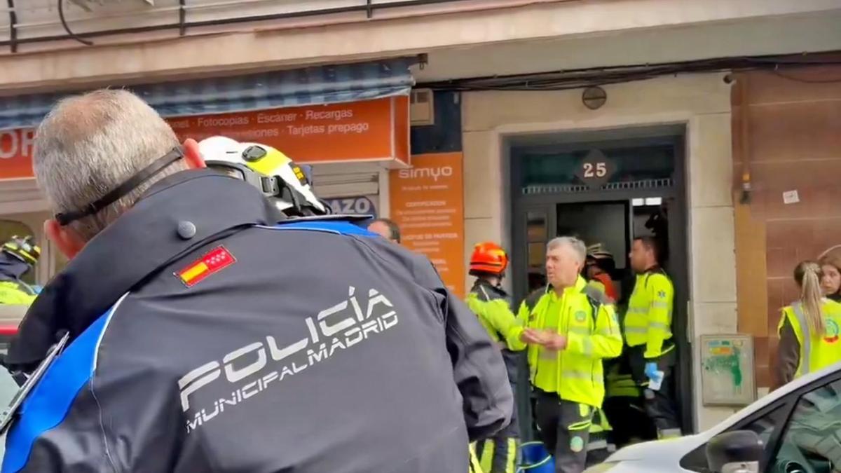 Muere un anciano al caer al foso de un ascensor por el que tiró también a su mujer, que sobrevivió, en Vallecas