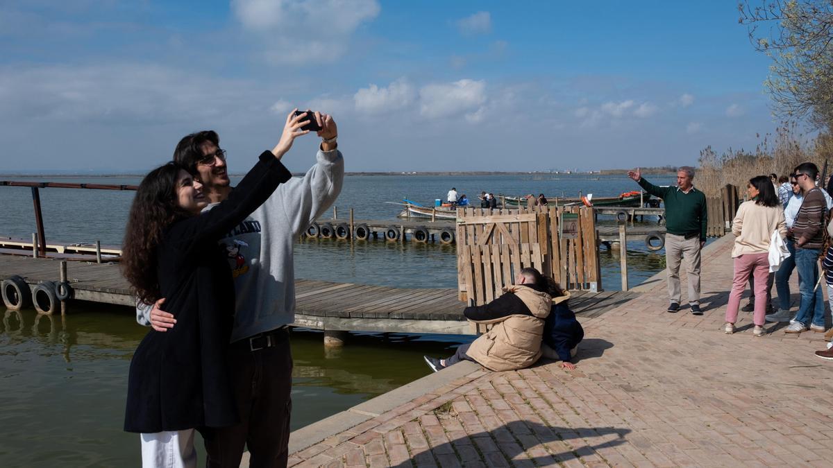 La Albufera: paella y ‘selfies’ en el lago enfermo que mitigó la DANA