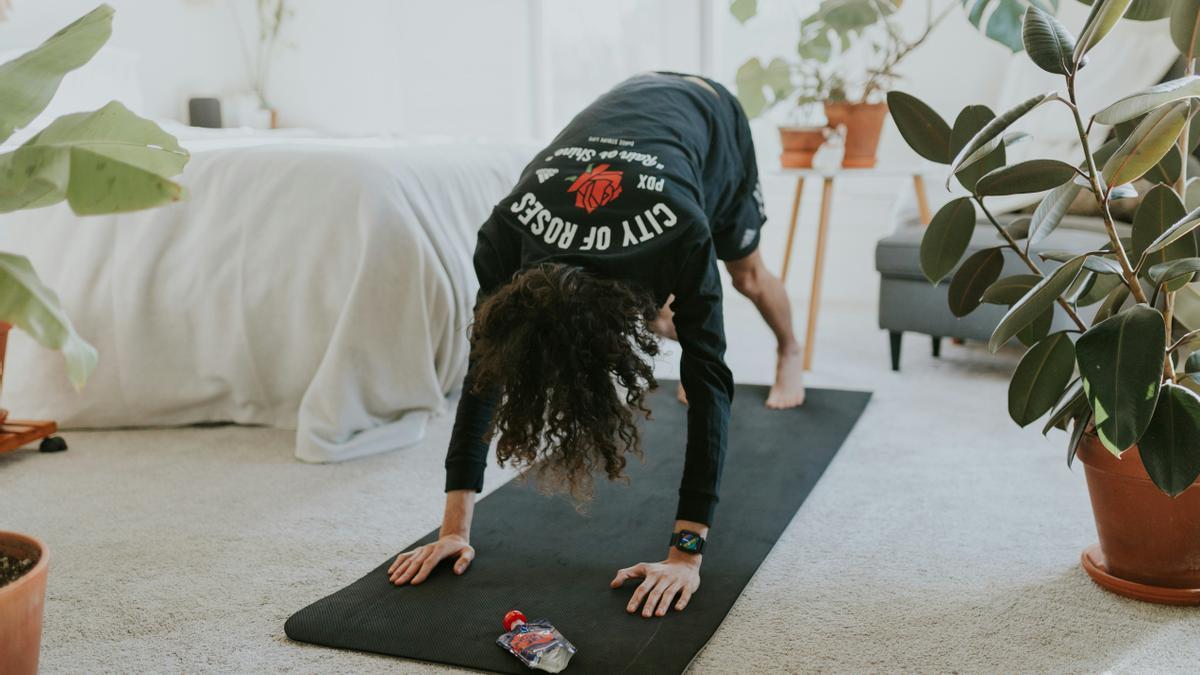 15 minutos al día antes de salir de casa: una rutina de entrenamiento completa para toda la semana