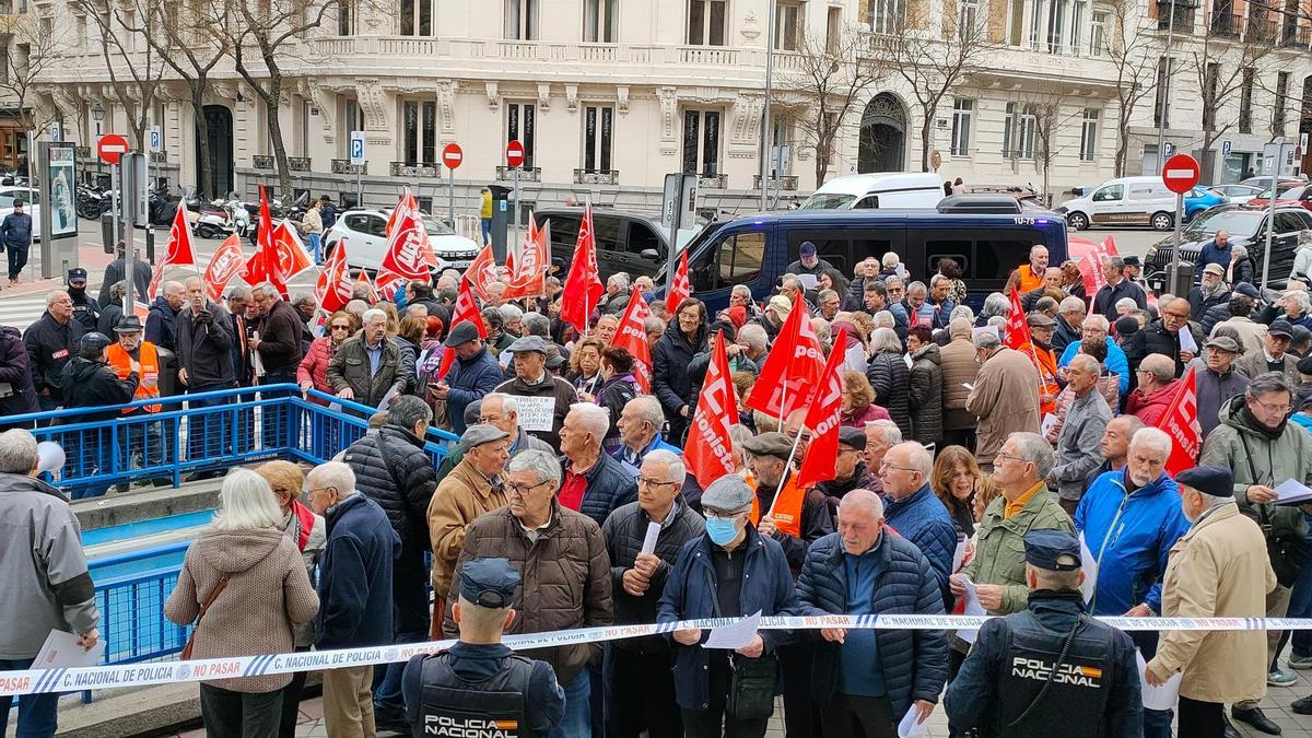Los pensionistas se revuelven contra Hacienda por dificultar la devolución del IRPF a los mutualistas: «Es una injusticia»