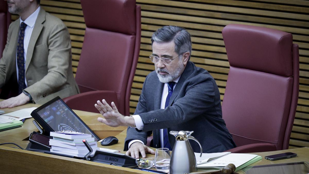 Caos en les Corts por la actitud del vicepresidente de la Mesa, del PP, en la votación contra Mazón: “Lo he decidido yo”