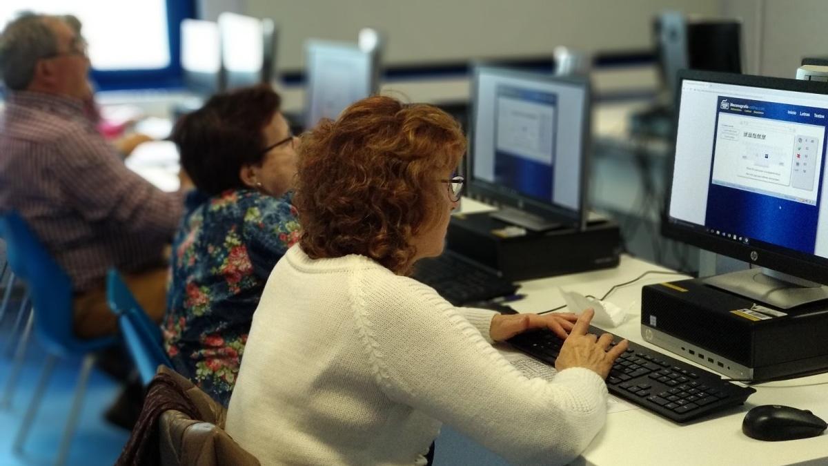 La mitad de los mayores cuida de sus nietos pero se siente peor atendido por sus hijos que generaciones anteriores