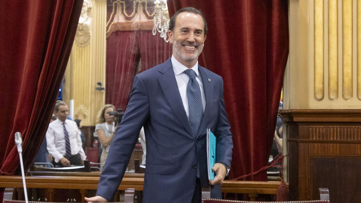 El juez envía al banquillo al president del Parlament balear, de Vox, por romper la foto de víctimas del franquismo