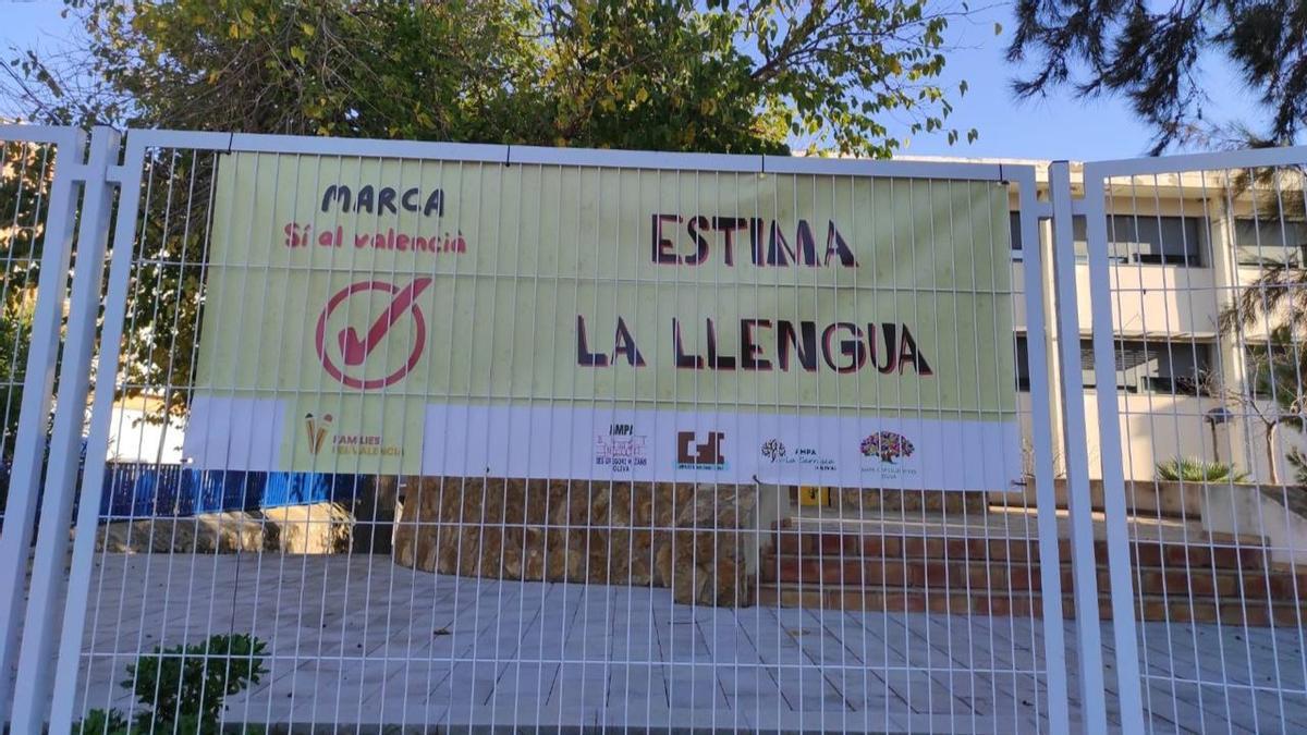 La consulta del PP sobre el valenciano en colegios e institutos genera inseguridad e incertidumbre entre las familias