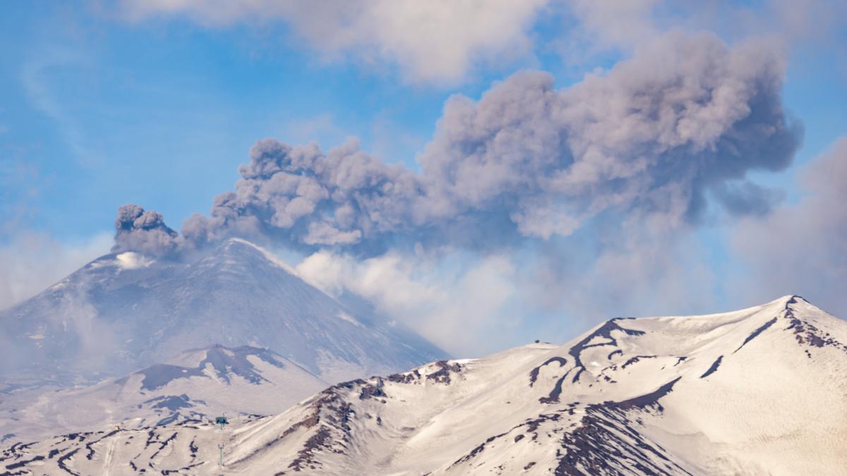 Miles de turistas acuden al Etna para ver la erupción y bloquean los servicios de emergencia