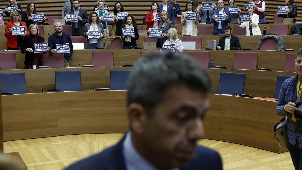 La izquierda pide que la periodista que comió con Mazón y el dueño del Ventorro vayan a la comisión de la DANA