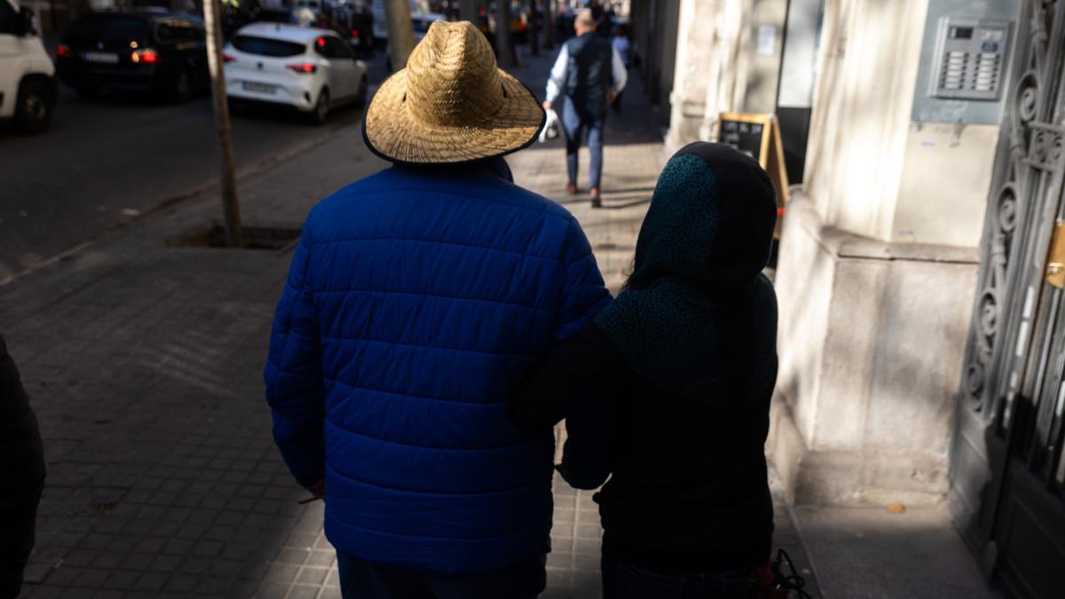 Cuando las estafas a ancianos con Alzheimer vienen de su entorno: «Se llevó su pensión entera durante años»