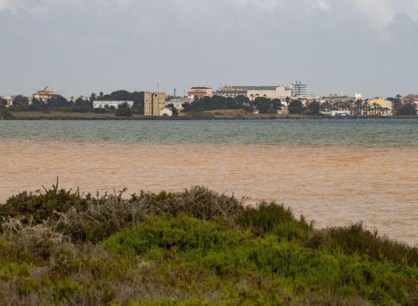 Cuando el Mar Menor se convierte con la lluvia en un pozo de tierra y nitratos: “Las ramblas son desagües de cultivos”