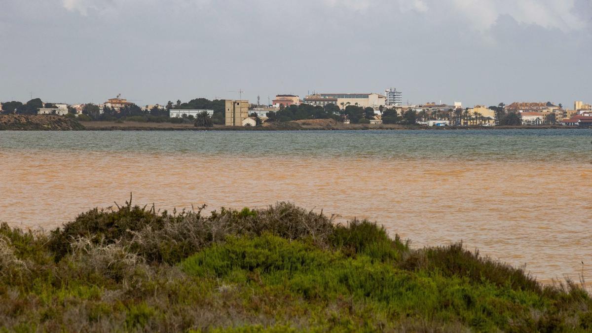 Cuando el Mar Menor se convierte con la lluvia en un pozo de tierra y nitratos: “Las ramblas son desagües de cultivos”