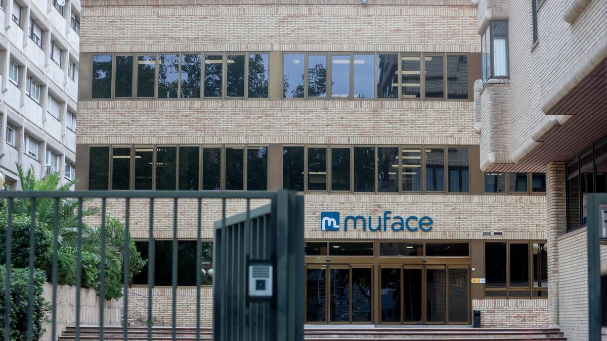 Adeslas y Asisa se reparten el pastel de Muface y prestarán asistencia sanitaria a los funcionarios hasta 2027