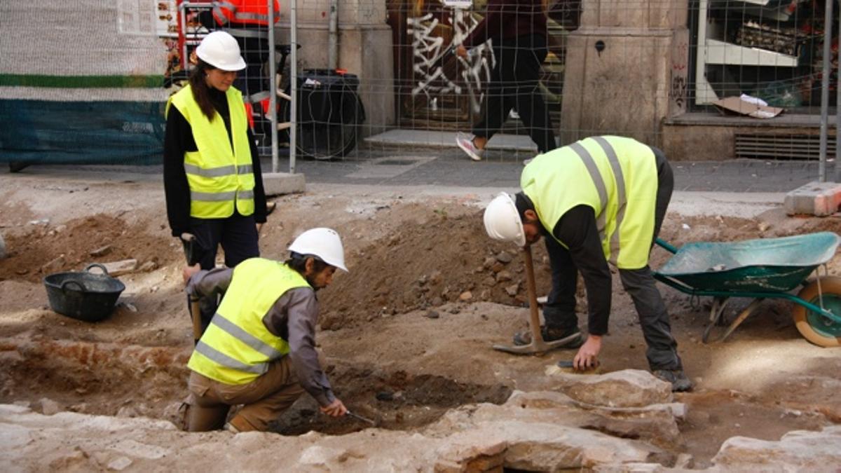 Las obras de la Via Laietana de Barcelona dejan al descubierto cinco casas medievales y un mosaico del siglo XVIII