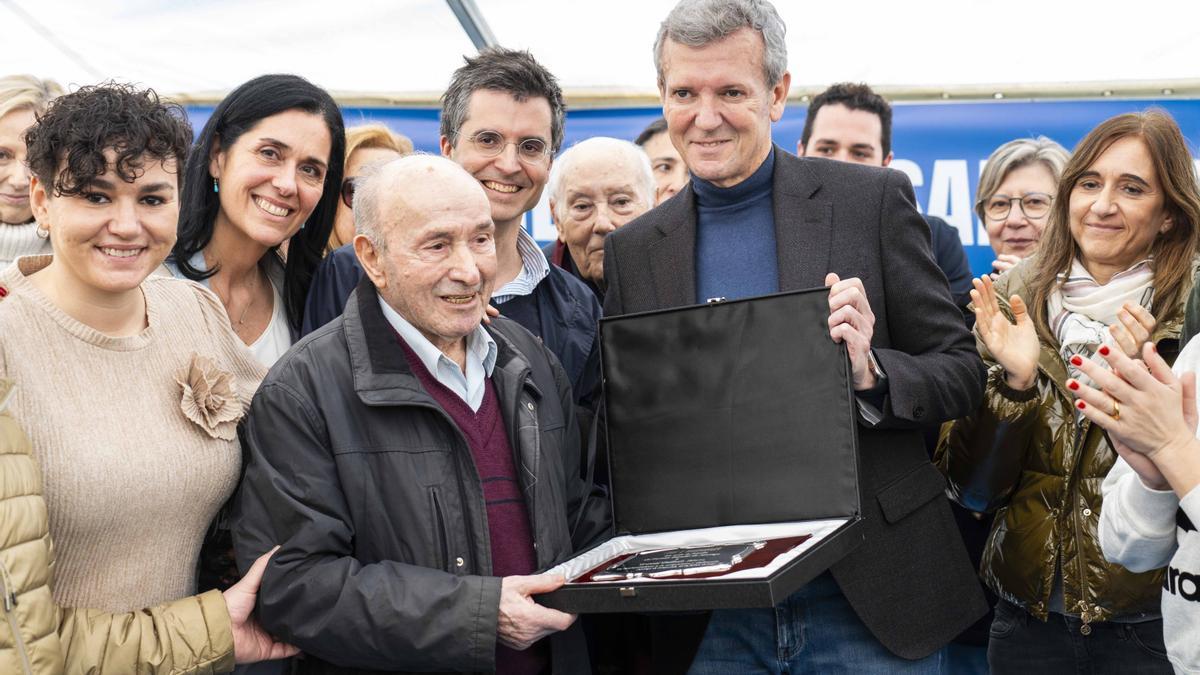 La discutida senda peatonal impulsada por el líder del PP en Santiago atraviesa las fincas de uno de sus predecesores