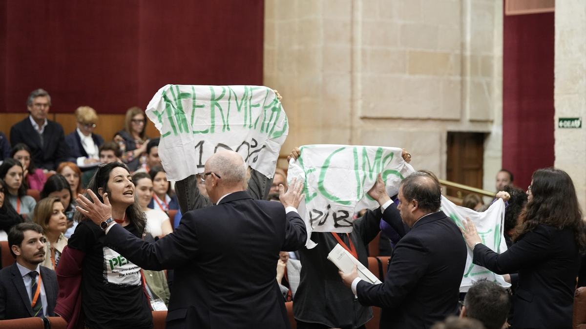 Un grupo de enfermeras irrumpe en el Parlamento andaluz contra los recortes laborales: «Decimos basta»