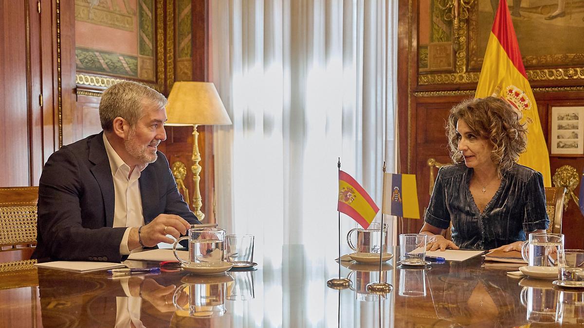 El Gobierno se da una semana para cerrar el texto con Canarias sobre el reparto puntual de menores a la espera de Junts