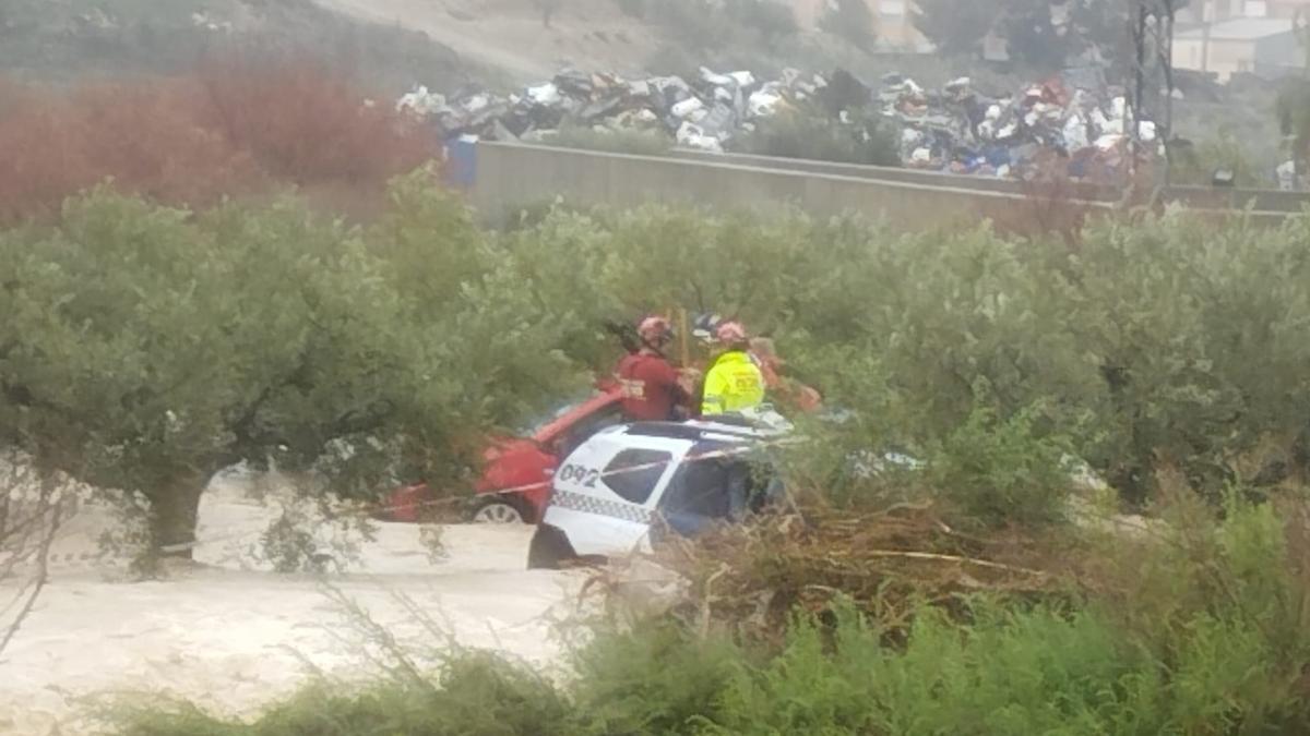Inundaciones, vehículos arrastrados y clases suspendidas en Lorca por las fuertes lluvias en Murcia