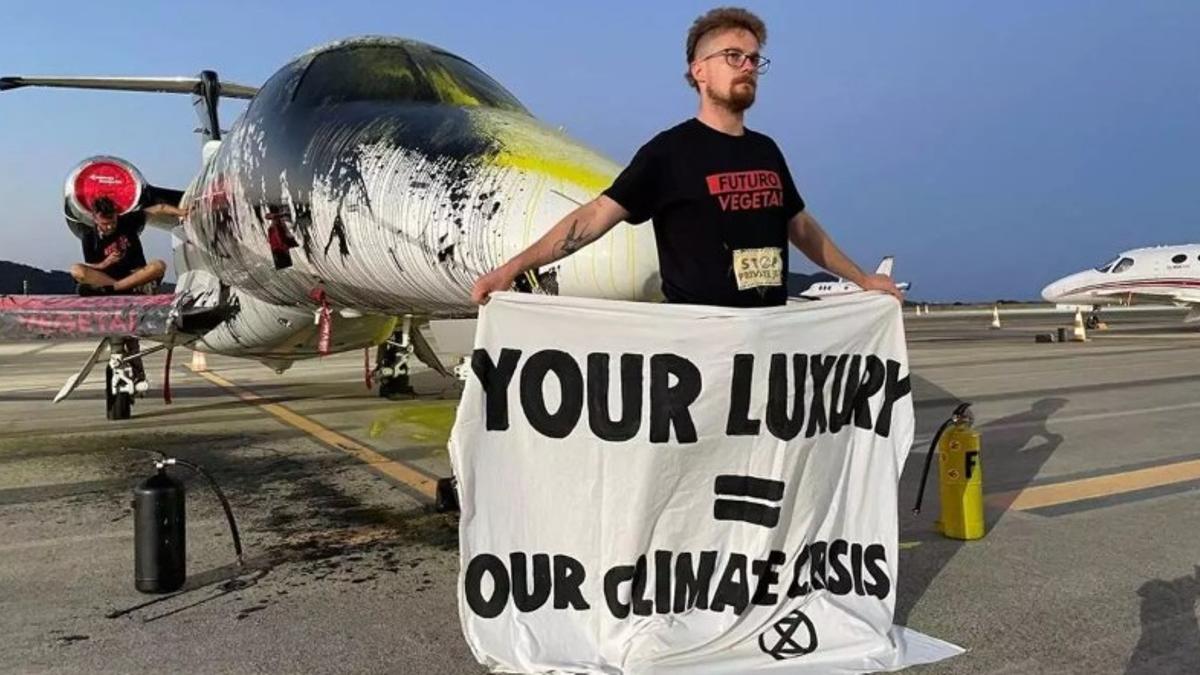 Detienen a una activista por rociar con pintura un jet privado en Ibiza en protesta por la «injusticia climática»