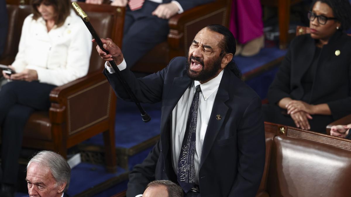 El congresista demócrata Al Green, expulsado por abuchear a Trump durante su discurso ante el Congreso