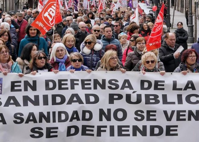 Masiva manifestación en Valladolid por la defensa de la sanidad de Castilla y León: «La enfermedad no espera»