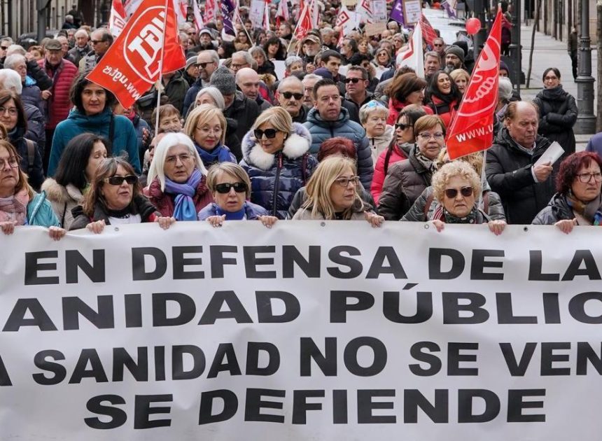 Masiva manifestación en Valladolid por la defensa de la sanidad de Castilla y León: «La enfermedad no espera»