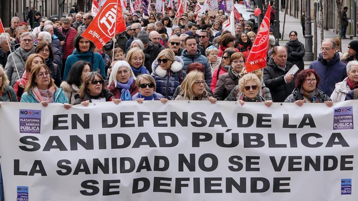 Masiva manifestación en Valladolid por la defensa de la sanidad de Castilla y León: «La enfermedad no espera»