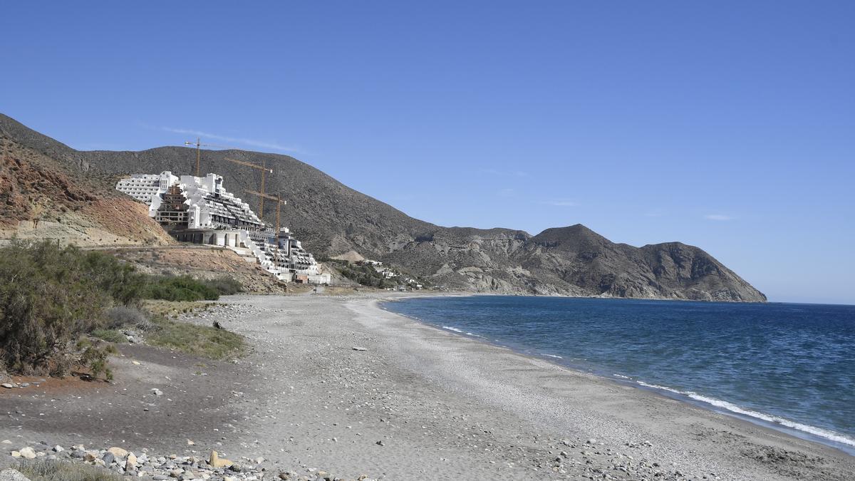 La reunión para agilizar el derribo de El Algarrobico agranda la brecha entre Gobierno central y Junta de Andalucía