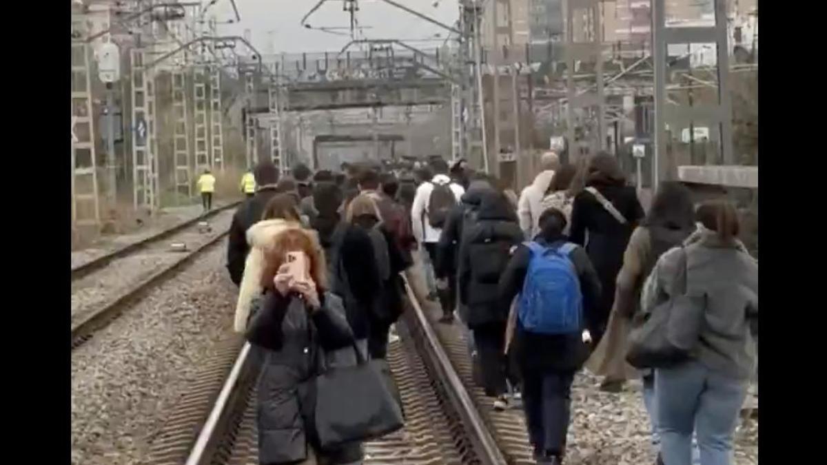 Trenes parados y pasajeros por las vías: la avería en la R2 culmina una semana de caos en Rodalies