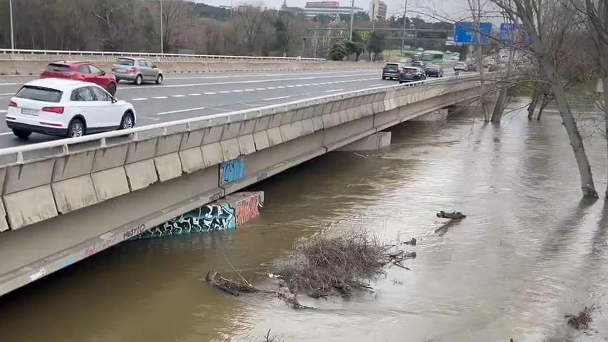 El Manzanares alcanza su nivel más alto a la entrada de Madrid y Emergencias pide restringir todos los desplazamientos