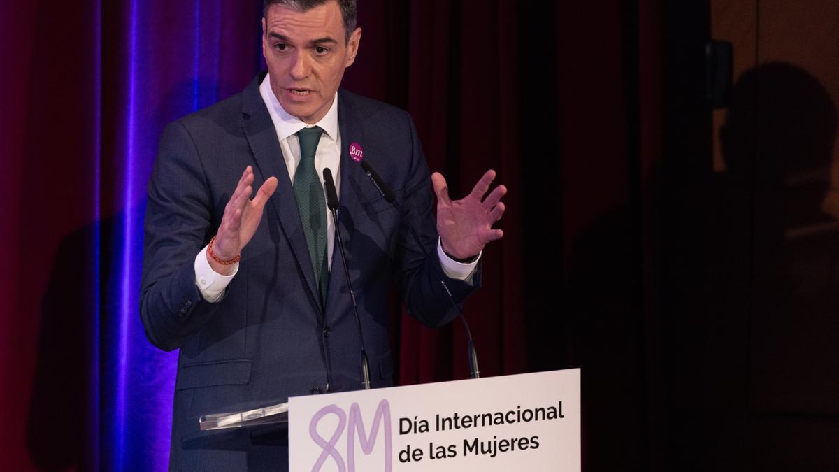 Sánchez llama a los hombres a hacer suya la causa feminista: «No deben sentirse amenazados cuando una mujer avanza»
