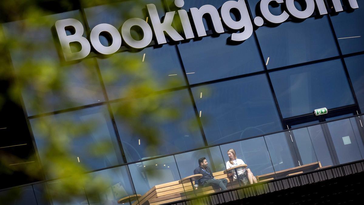 La Audiencia Nacional paraliza la multa histórica de 413 millones de la CMNC a Booking hasta resolver su recurso