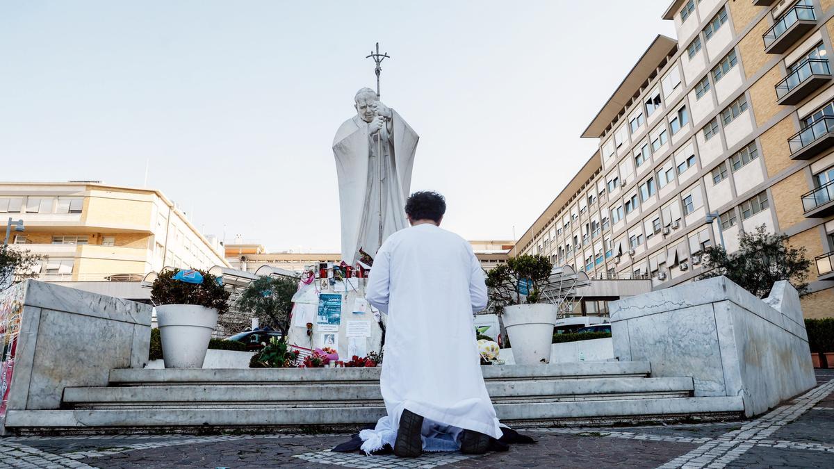 El papa Francisco y su ‘Vaticano 3’ incrustado en un hospital desde el que gobierna mientras sigue ingresado