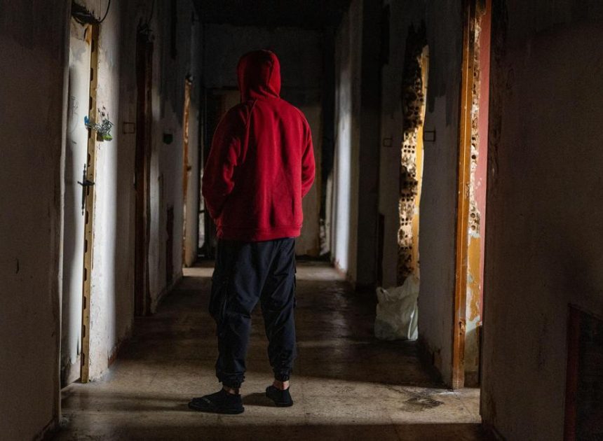 Desalojadas 200 personas que vivían en la antigua cárcel de Palma entre basura, sin agua ni luz: “No tenemos adonde ir”