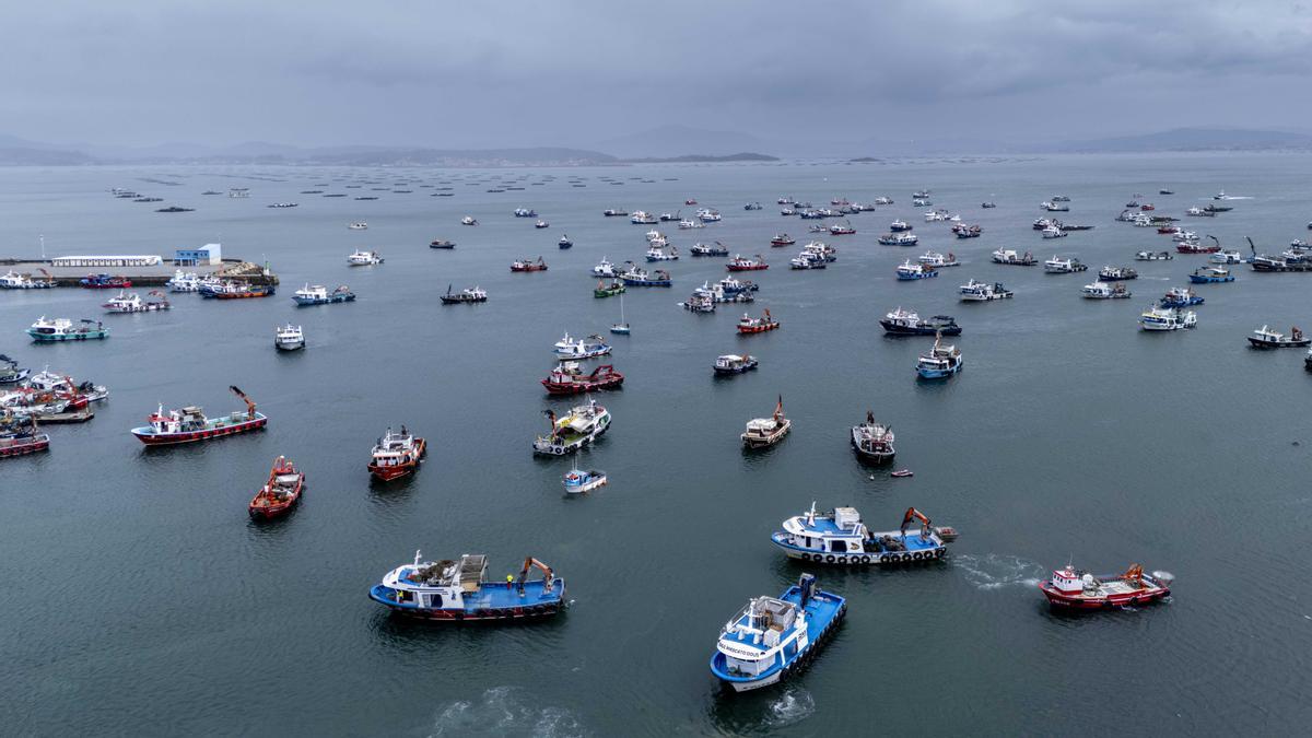 La manifestación marítima de 600 barcos contra Altri desde el ojo del dron de elDiario.es