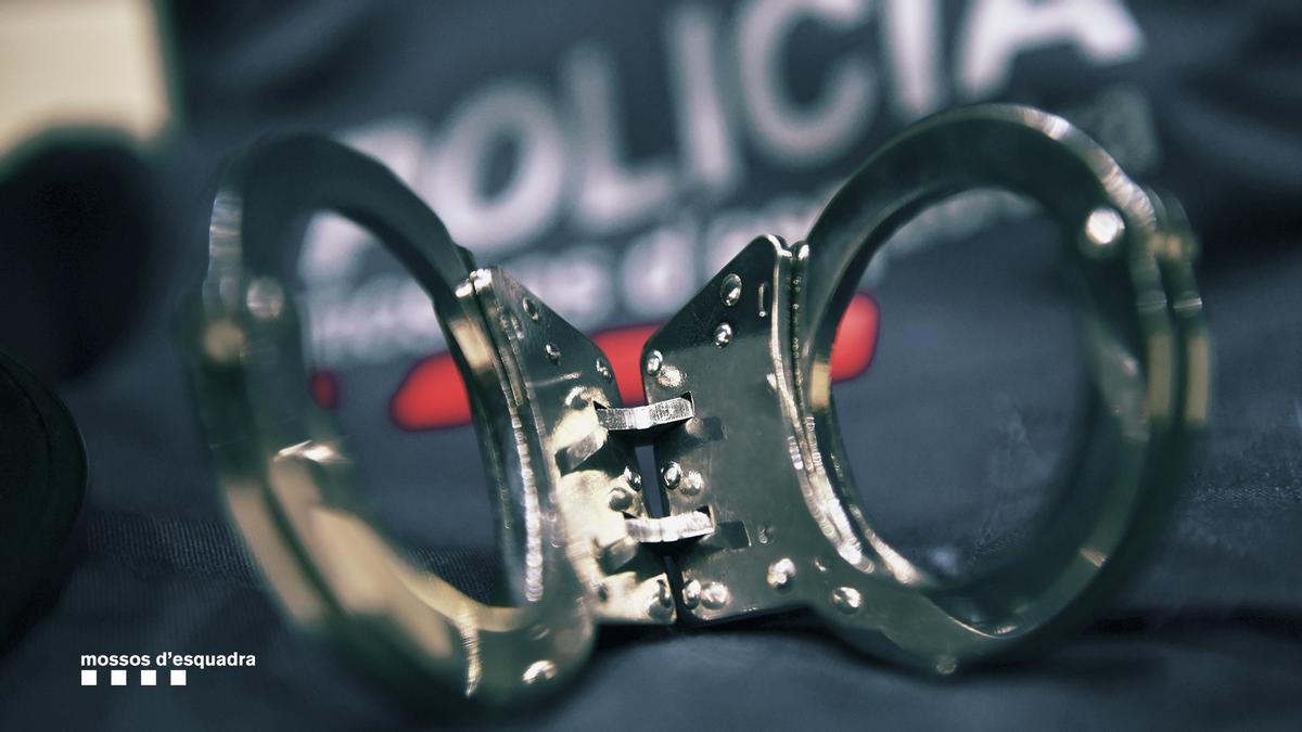 Un macrodispositivo de los Mossos en tiendas de móviles halla más infracciones laborales que teléfonos robados
